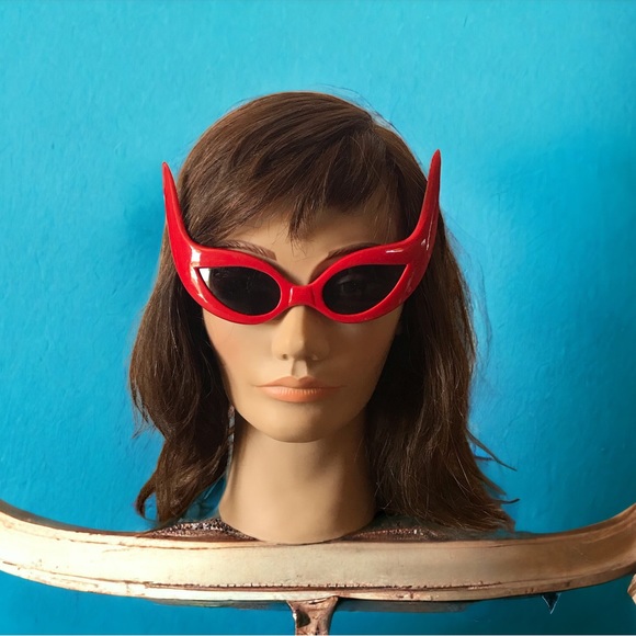 Red Color Bat Fashion Statement Sun Glasses - Picture 1 of 7